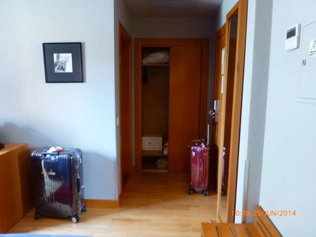 Quarto dotado de armário espaçoso e lugar para mala.