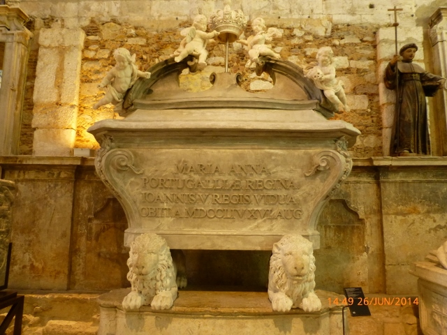 Túmulo da Rainha Maria Ana da Áustria em estilo barroco.