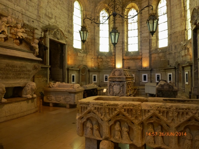 Nesta capela estão os túmulos de alguns nobres tais como da Rainha Maria Ana da Áustria (esquerda) e Dom Fernando I de Portugal (centro, ao fundo).