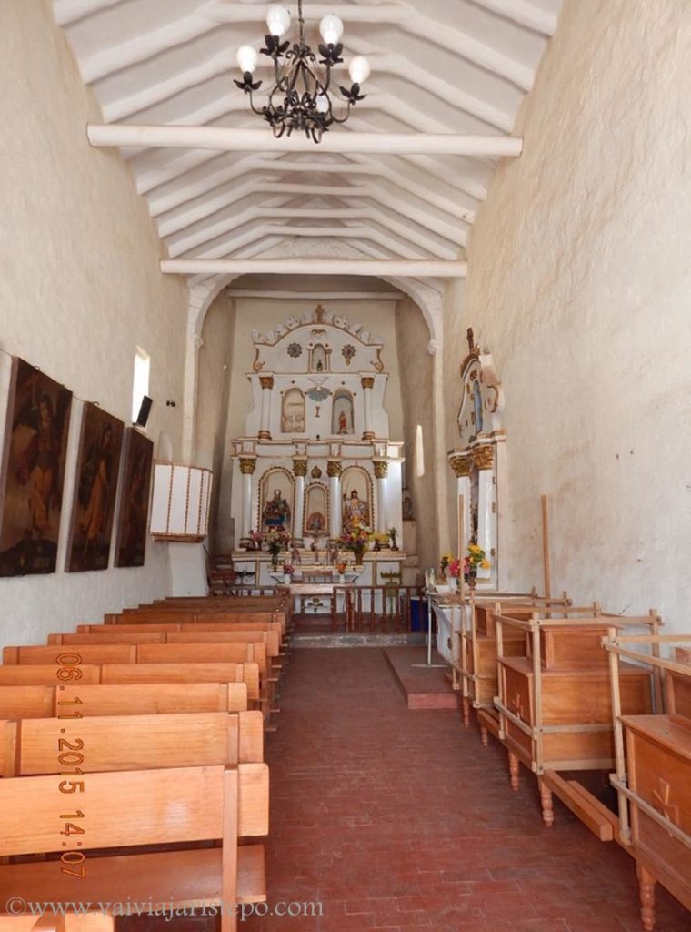 O interior da Igreja de Racqchi.