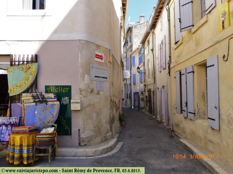 Rua de Saint Rémy de Provence - sol, perfumes no ar, muitas cores e muitos sabores.
