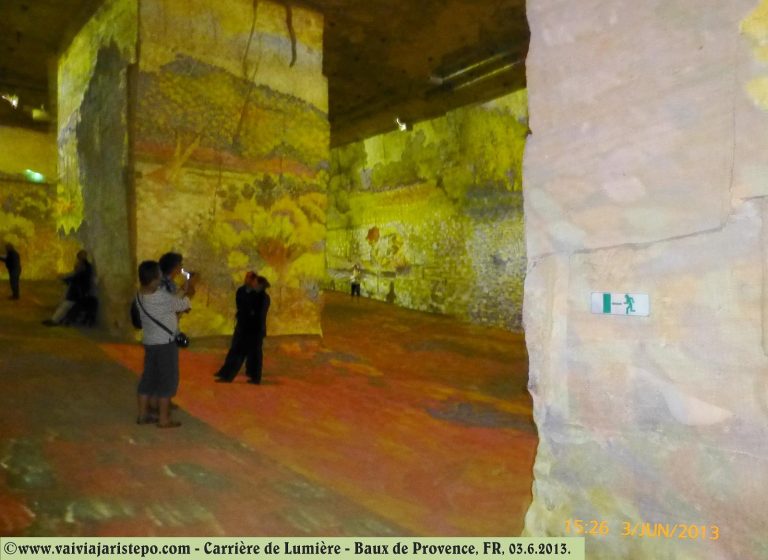 BAUX DE PROVENCE - Momentos da apresentação do espetáculo na antiga mina de bauxita.
