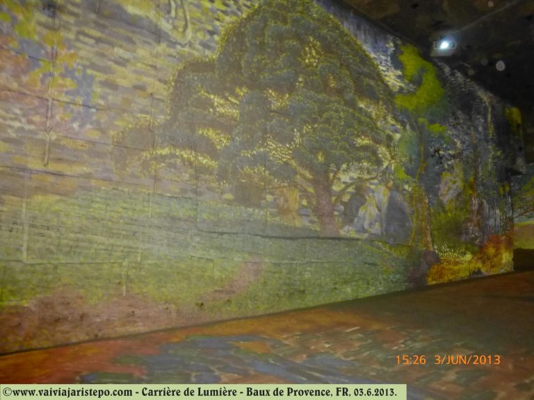 Tela projetada na mina de Baux de Provence no espetáculo denominado Carrièrre de Lumière.