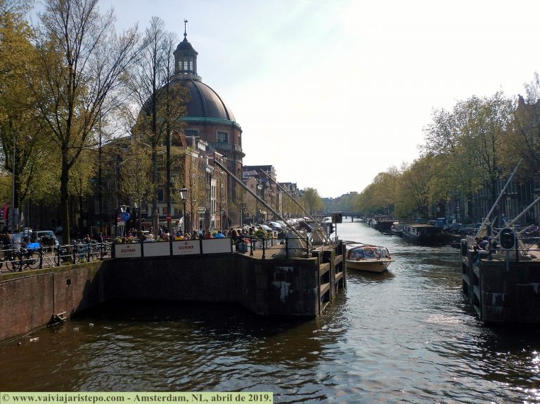 CANAL SINGEL -  Em primeiro plano, uma das dezenas de reclusas que controlam o nível de água dos canais de Amsterdam.