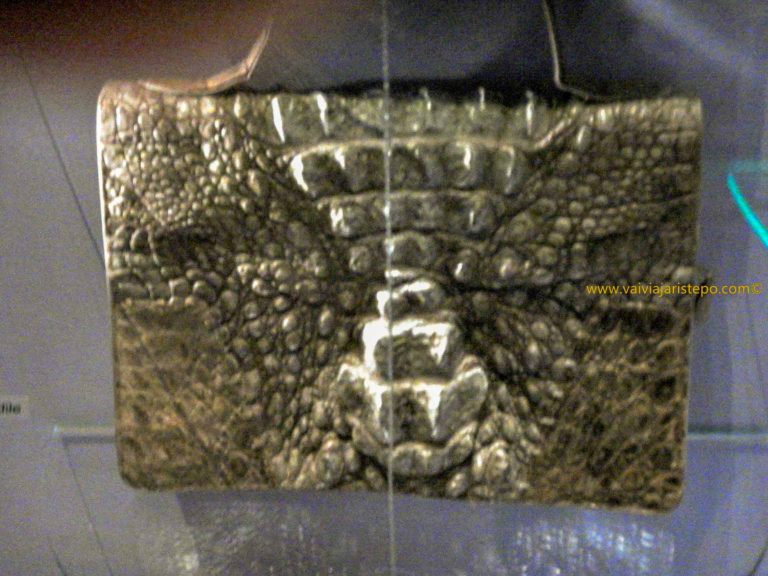 Bolsa de couro de crocodilo exposta na vitrine do Tassenmuseum de Amsterdan.