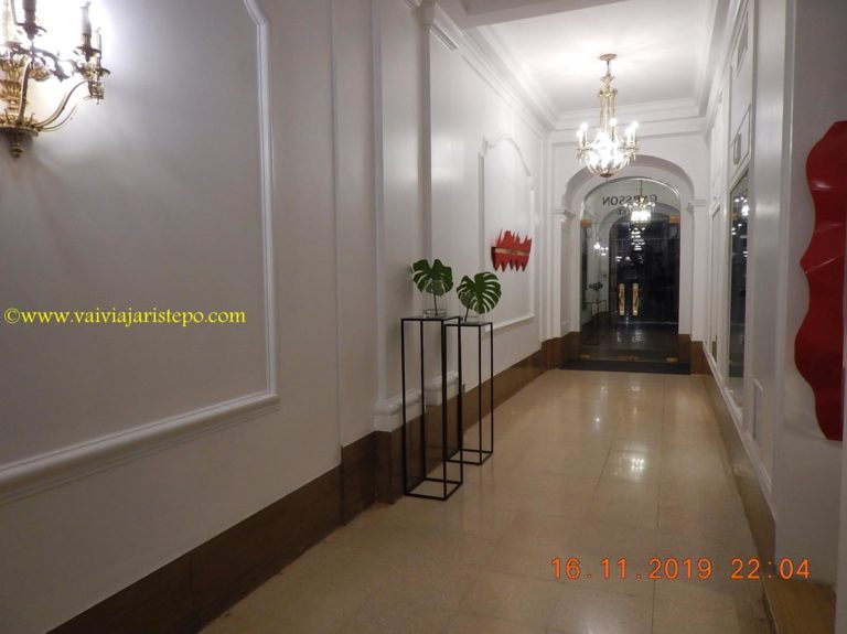 Clique oriundo do salão da recepção onde o hóspede faz seu registro de entrada. Ao fundo, vê-se a porta de entrada do hotel, mais visível na foto abaixo.