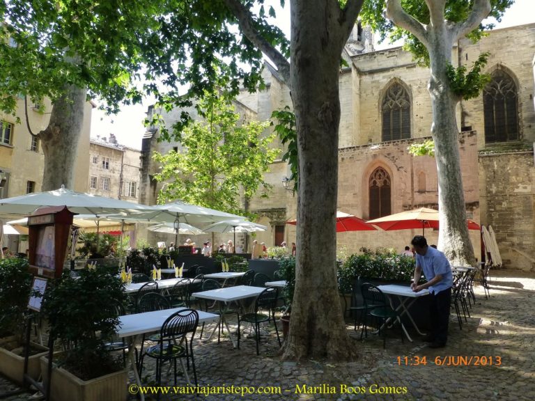 Place Cloître Saint-Pierre - Avignon.
