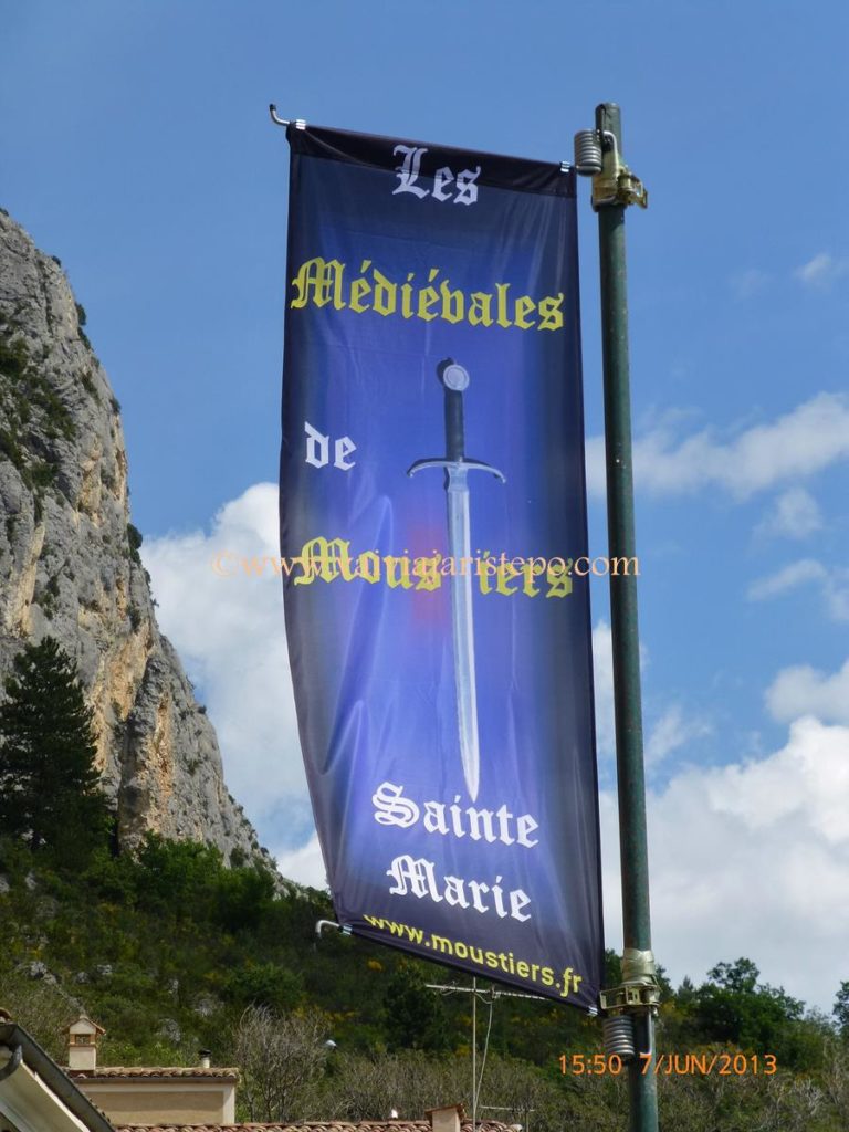 Bandeiras-anunciam-as-festividades-medievais-de-Moustiers.