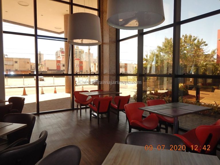 O restaurante fica localizado no térreo, separado da recepção por uma parede de vidro.