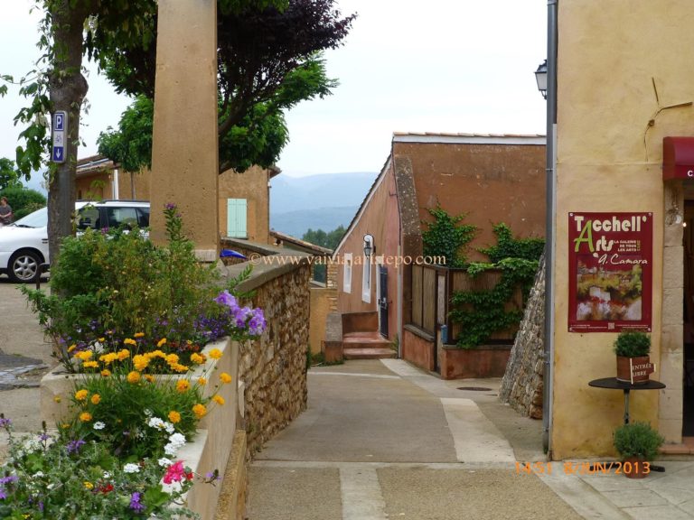 Aspecto da cidade de Roussillon.