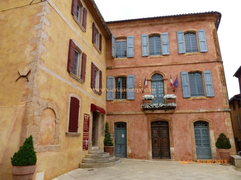 A beleza do prédio da Prefeitura de Roussillon