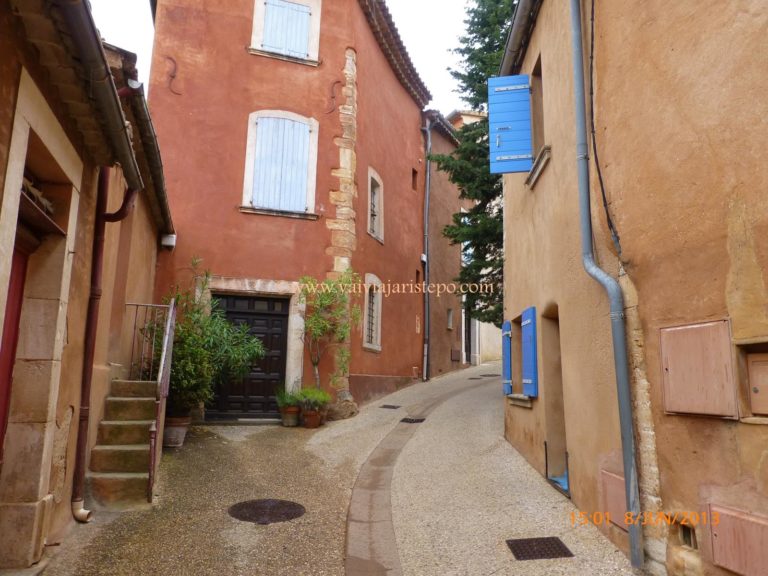 Rua colorida de Roussillon.