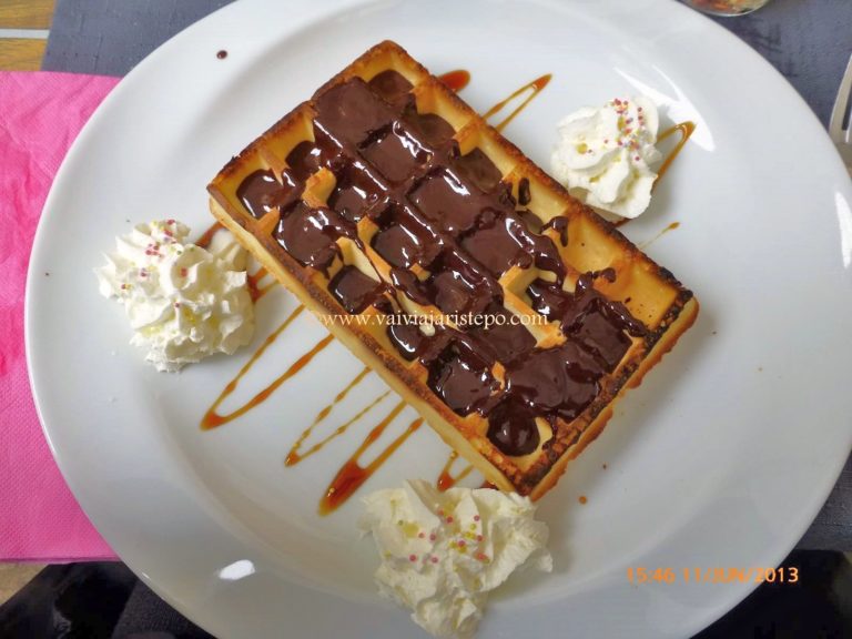 E um waffle decorado com chocolate, também - Place Aux Aires.