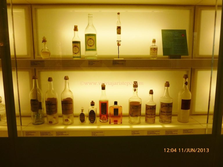 Estante de perfumes do MIP - Museu Internacional do Perfume.