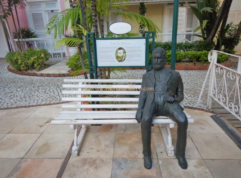 Estátua de José de Alencar na Praça do Hotel Villa Mayor