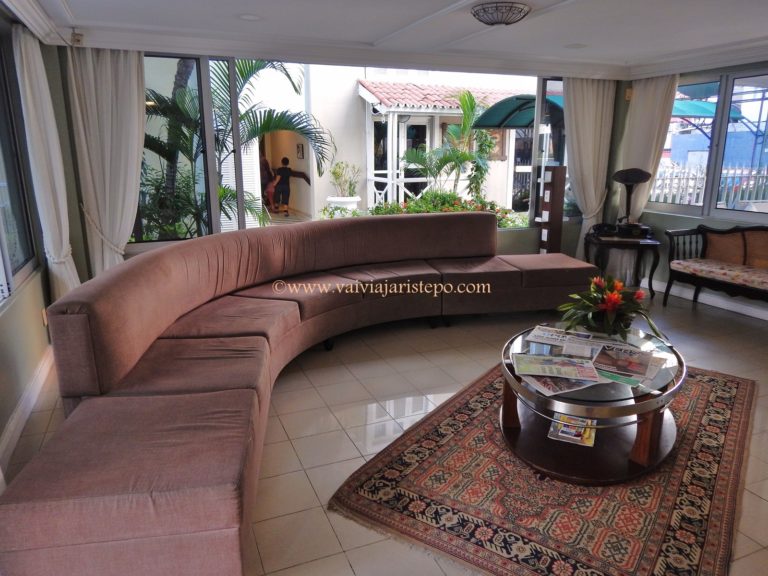 Foto da recepção do hotel Villa Mayor, em Fortaleza.