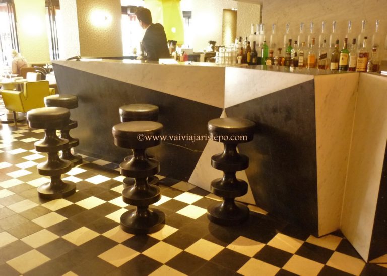O design dos bancos do bar é o mesmo das mesas de centro.