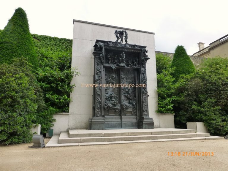 A Porta do Inferno, de Rodin, exposta nos jardins da mansão Biron, em Paris.