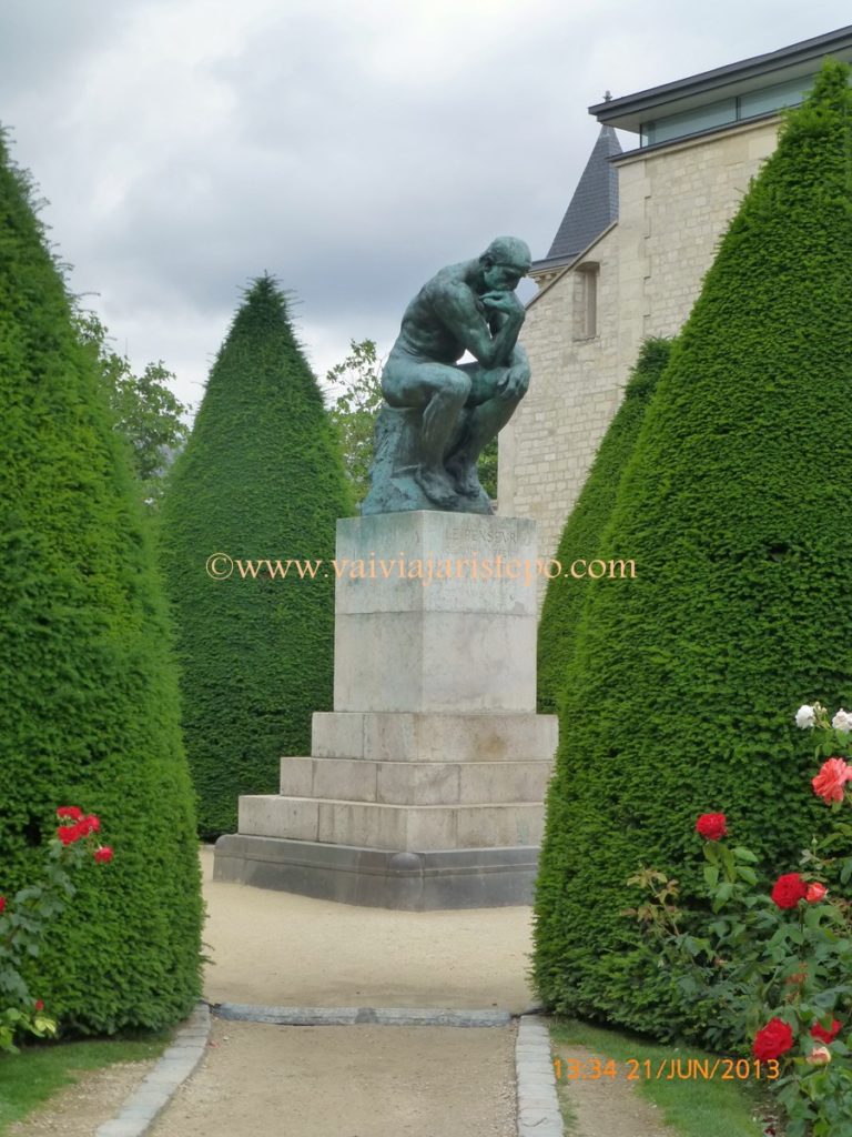 Escultura de O Pensador, de Rodin.