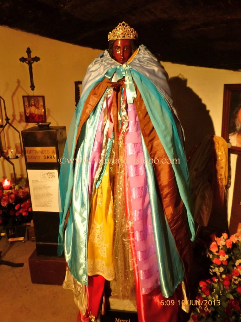 Imagem de Santa Sara coberta por lenços.