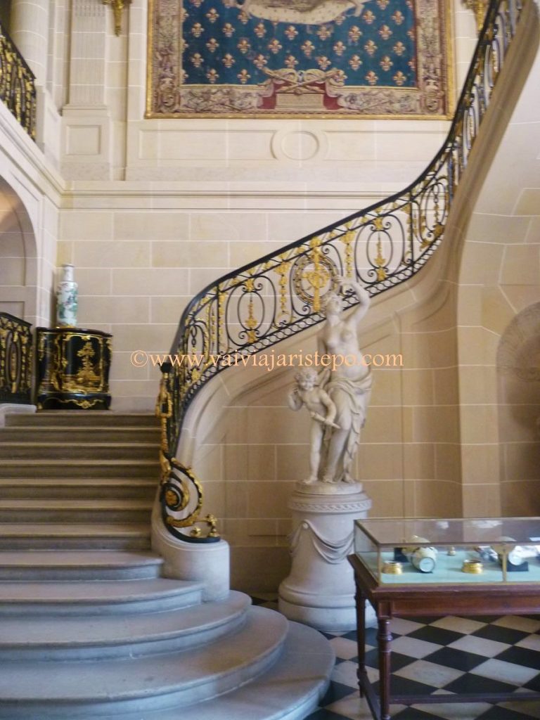 O luxuoso hall de entrada da mansão (parte).
