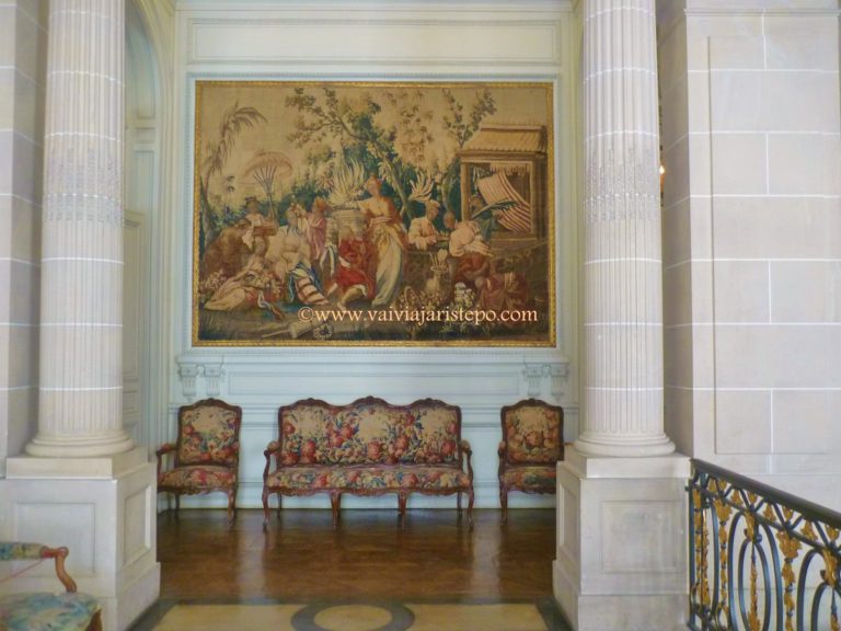 Tapeçaria e forração de poltronas bordadas à mão decoram este hall no piso denominado térreo superior.