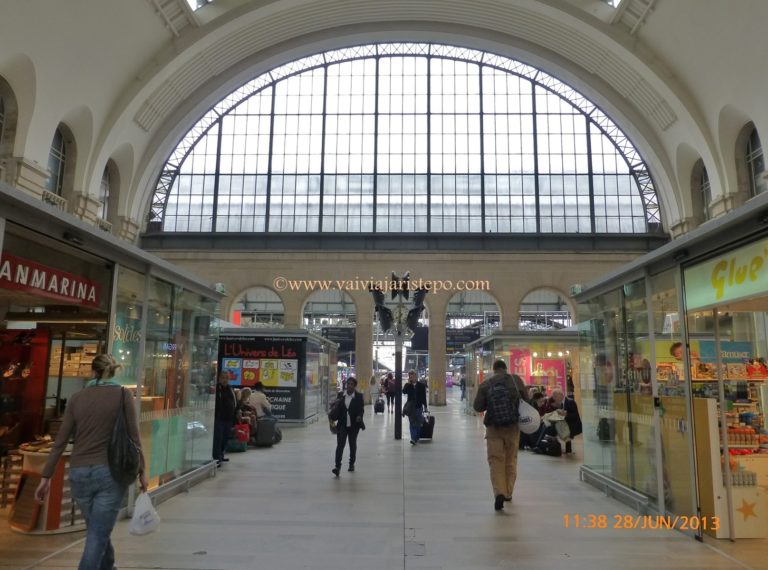 Foto da parte interna da Gare de L'Est, Paris.