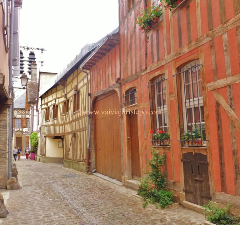 As casas coloridas que tanto chamam atenção em Troyes.