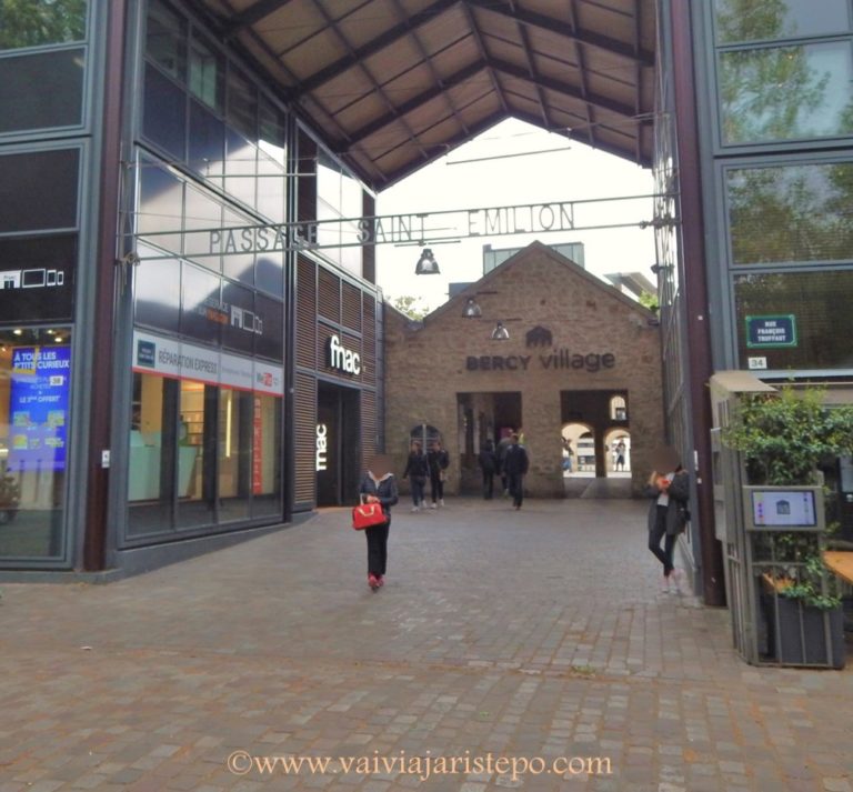 Uma das entradas para o shopping a céu aberto. Esta passagem fica em frente à saída da estação Saint-Émilion. Vide foto abaixo.