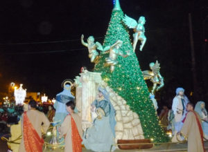 Carro alegórico do Grande Desfile de Natal de 2012, decorado com material reciclado. Nese caso, fundos de garrafas pet.