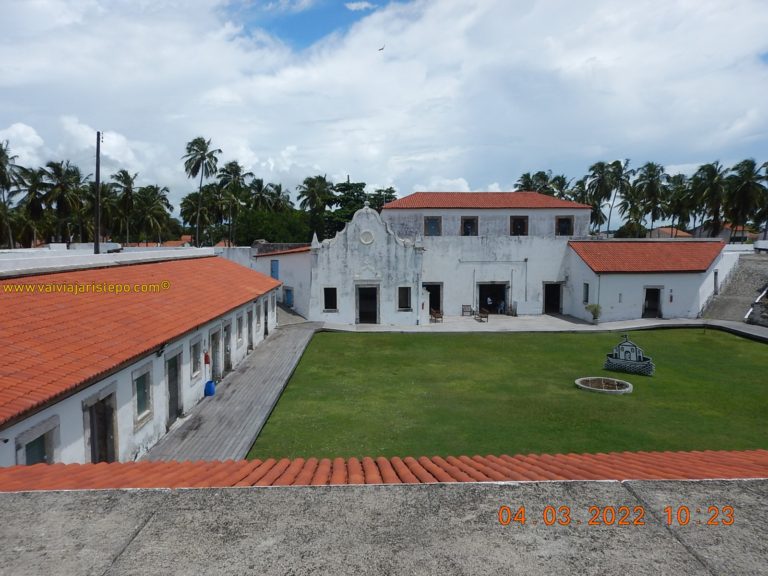 Pátio do Forte Santo Inácio de Loyola, em Tamandaré - PE.