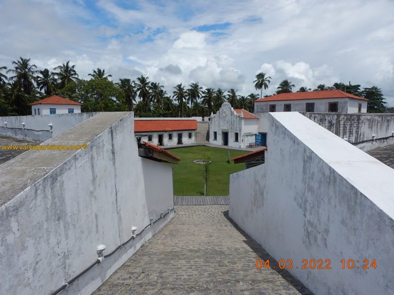Rampa de acesso ao terrapleno do Forte Santo Inácio de Loyola, em Tamandaré, PE.