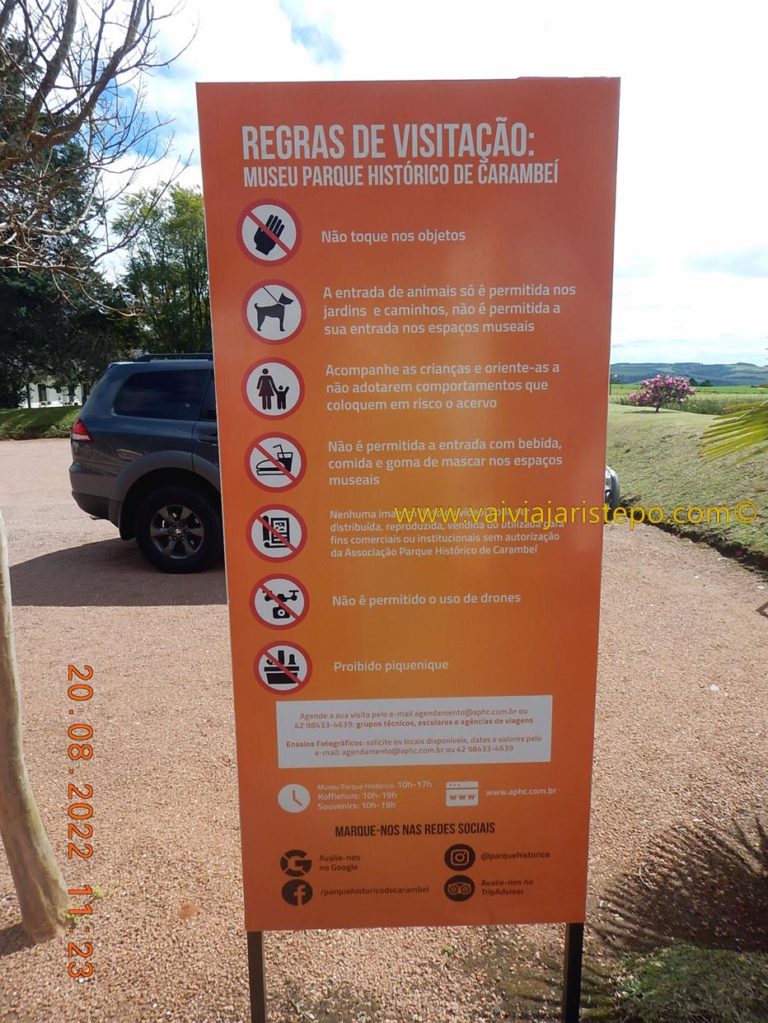 Placa que mostra as regras de visitação do parque.