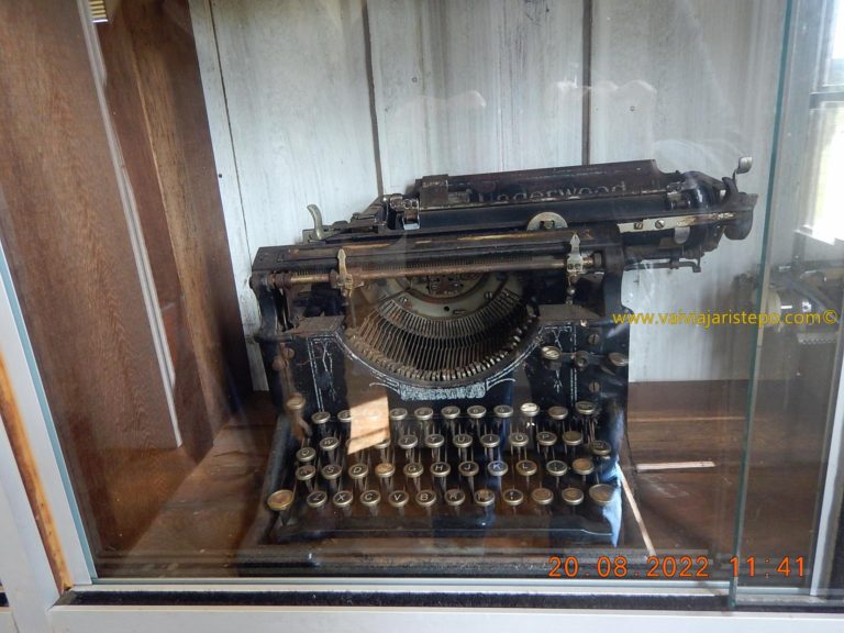 Foto de uma máquina de escrever da marca Underwood.