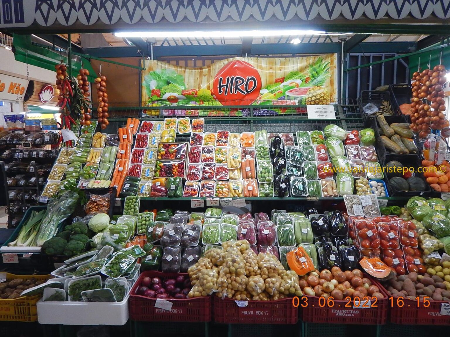 Legumes e verduras de uma barraca do Mercado Municipal de Curitiba.