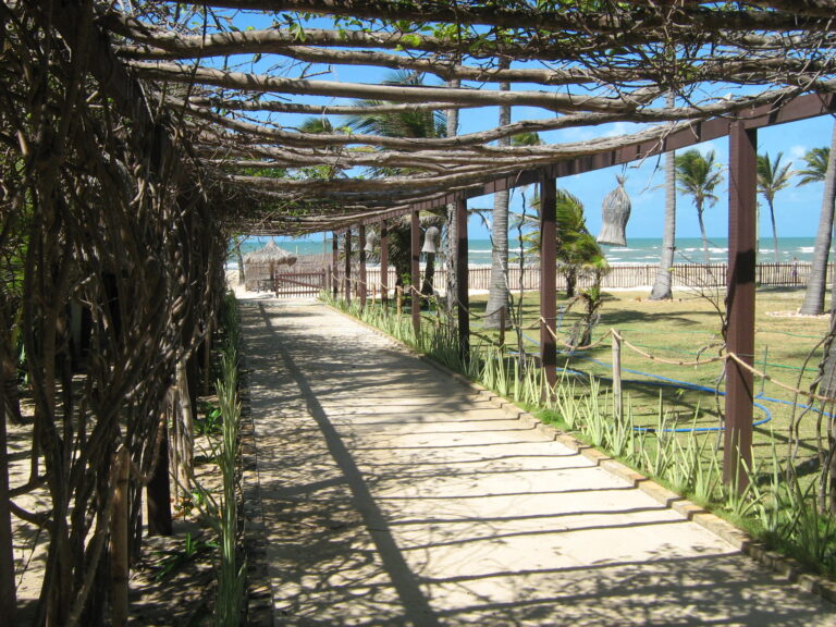 Passagem do hotel para a Praia de Guajiru, em 2009.