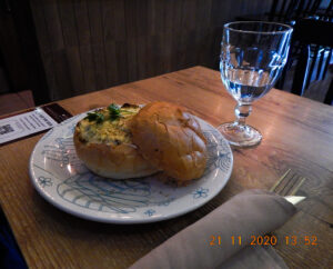 Dia seguinte voltamos ao Soberano para jantar. Nem é preciso dizer que este pão recheado estava maravilhoso, não é?