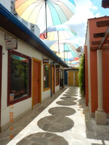 Um dos corredores coloridos do Vila Minas.