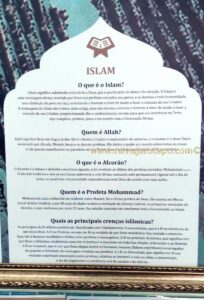 No salão de orações há painéis que explicam os pormenores dos seguidores do islamismo.