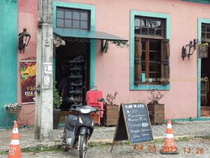 Lojas de artesanatos e restaurantes cresceram desde que fecharam a estação de Paranaguá.