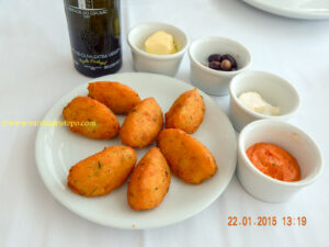 O couvert tradicional, sem criatividade e a porção de bolinhos...