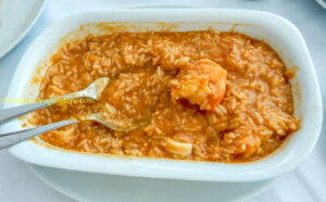 O Arroz de Tamboril + dois camarões + anéis de lula. Excessiva quantidades de arroz e molho de tomate. Enganação!