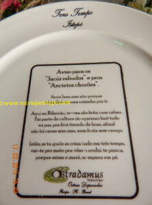 Pratos decorados com expressões do "dicionário manezês".