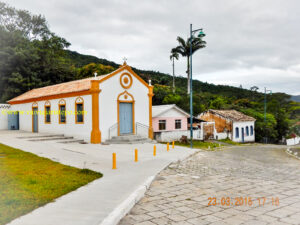 Capela ao lado da Igreja de N. S. da Lapa do Ribeirão. Rua Alberto Cavalheiro, vista da escadaria da Igreja de N.S. da Lapa do Ribeirão.