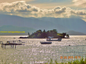 Paisagem tranquilizante do Ribeirão da Ilha, mas só para quem não trabalha no bairro. 