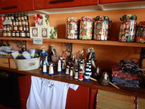 Camisetas, esteira de praia, biscoitos, peças decorativas, aventais, geléias caseiras. Nada a ver? Você é que pensa...