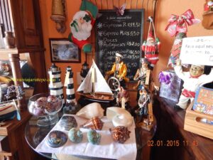 Conchas importadas figuram entre as demais peças decorativas.