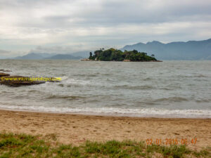 Ilha de Laranjeiras, a menor, acessível apenas por barco.