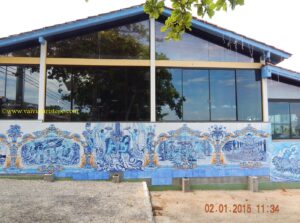 Pintura em azulejo de autoria de Jesus Fernandes, cujo atelier é no próprio Ribeirão da Ilha.