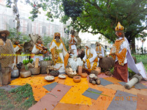 Legumes e verduras em lugar dos tradicionais presentes ofertados ao Menino compõem o presépio, além da introdução de personagens regionais.
